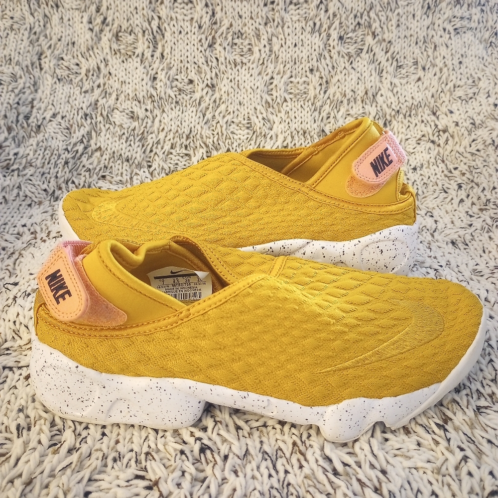 🌟 Nike Women's Rift Wrap